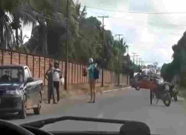 Vídeo: Jovem ameaça mulher com canivete e acaba baleado por desconhecido