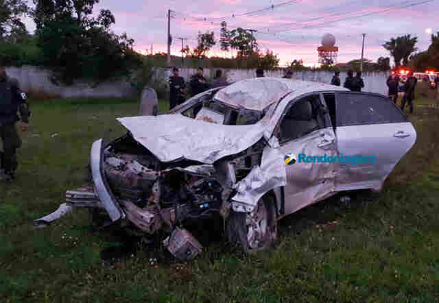 Vídeo: motorista destrói muro de área militar em grave acidente com quatro vítimas