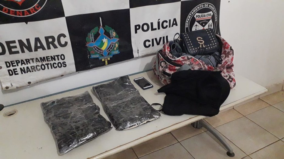 Jovem é presa transportando três quilos de cocaÃna em táxi na BR-364