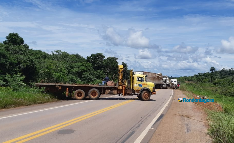 Caminhão carregado com carne tomba na BR-364 a cerca de 20 km de Jaci-Paraná