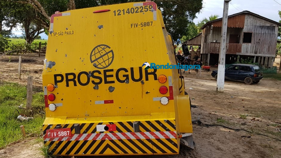 Vídeos e fotos: Criminosos usaram fuzis para atacar carro-forte e seguranças na BR-319