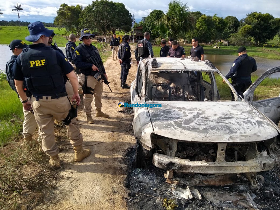 Vídeos e fotos: Criminosos usaram fuzis para atacar carro-forte e seguranças na BR-319