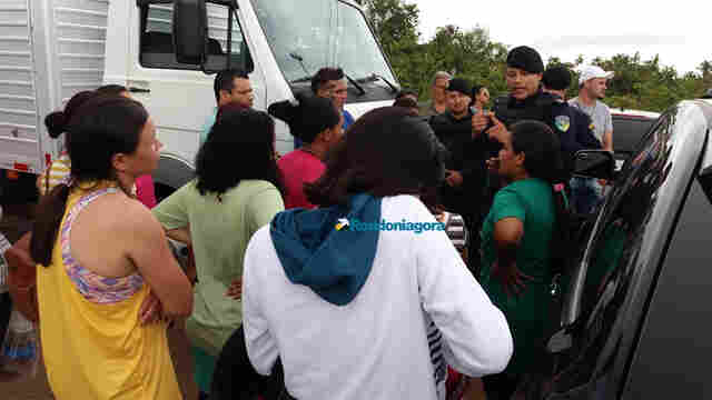 Vídeo: Mulheres de presidiários fecham a Estrada da Penal por liberação de visitas