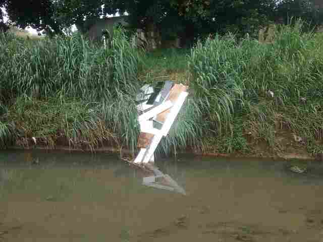 Uma semana após limpeza, Prefeitura encontra guarda-roupa jogado em canal de Porto Velho