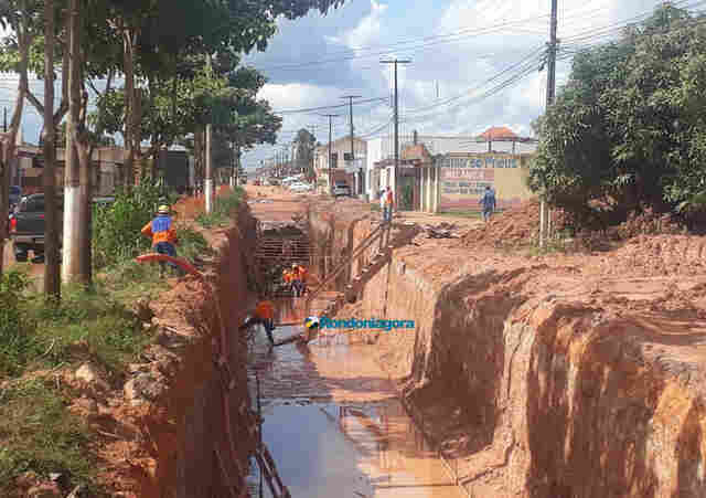 Período chuvoso atrapalha obra na Avenida Mamoré, em Porto Velho
