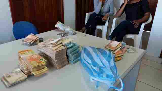 PRF flagra bolivianas com mais de R$ 110 mil em táxi na BR-364