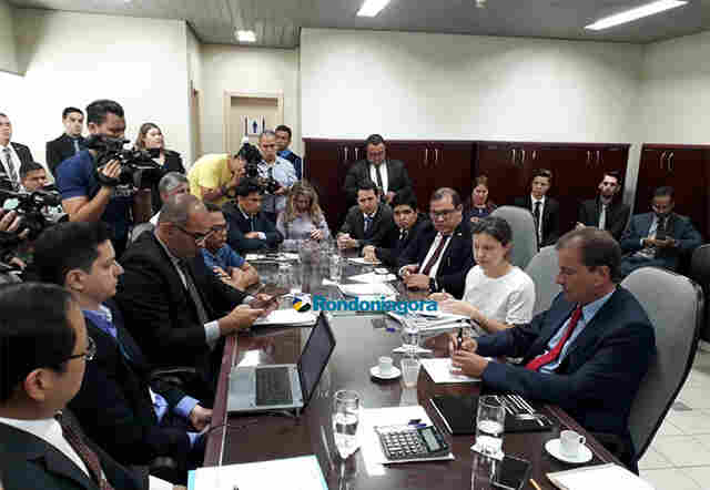 Audiência sobre greve não avança e prefeito é chamado no TRT