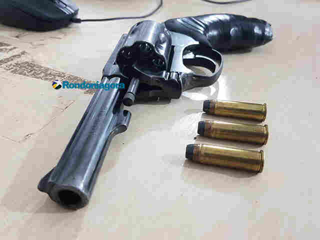 Polícia recebe denúncia e prende primos com revólver em bar