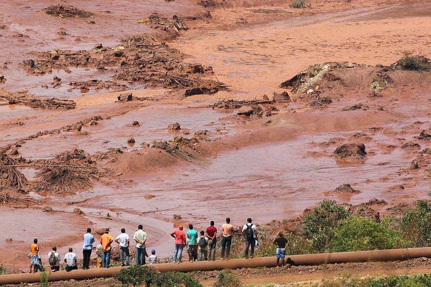 Bombeiros encontram ônibus soterrado por lama em Brumadinho; todos os ocupantes morreram