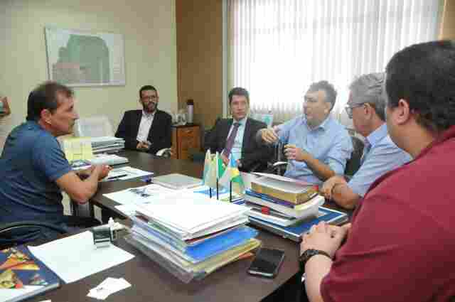 Prefeito se reúne com empresários para avaliar possível PPP para o transporte escolar