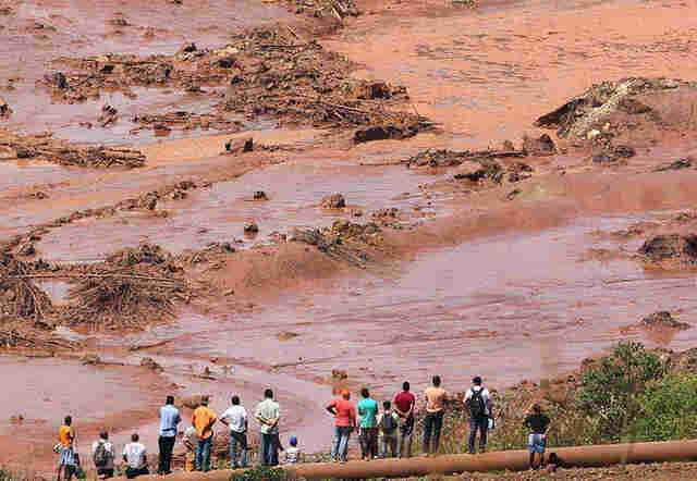 Bombeiros encontram ônibus soterrado por lama em Brumadinho; todos os ocupantes morreram