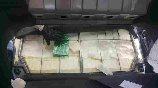 PF prende trio com mais de 30 quilos de cocaína em carro onde também estava bebê de um ano