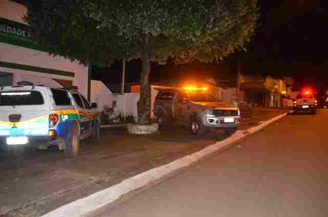 Homem é assassinado com mais de 20 facadas em terreno baldio