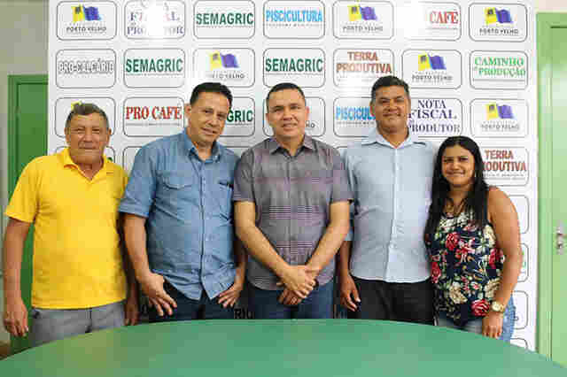 Vereador Edesio leva presidente da comunidade Terra Santa até a Semagric