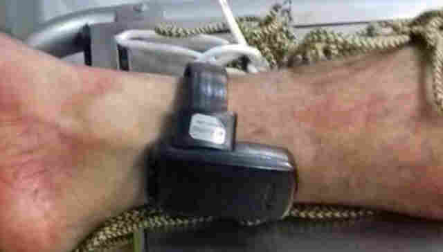 Apenado morre vítima de descarga elétrica enquanto tornozeleira eletrônica era carregada