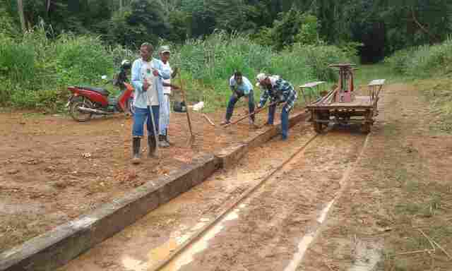 Apenados realizam limpeza nos trilhos da Estrada de Ferro Madeira-Mamoré