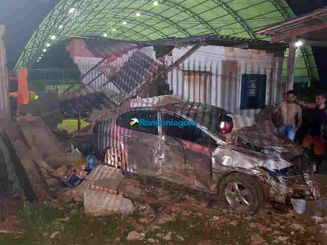 Vídeo: Motorista perde controle de carro e acaba derrubando muro e parte de residência; três ficaram feridas