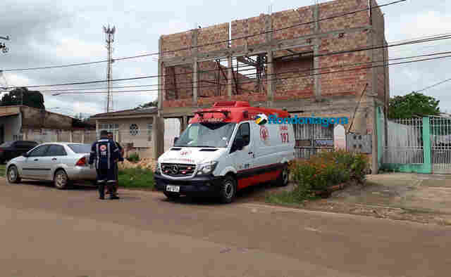 Pedreiro é atingido por descarga elétrica enquanto trabalhava em obra