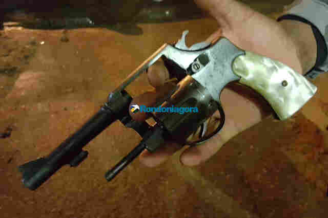 Dupla é flagrada com revólver na Zona Sul da Capital