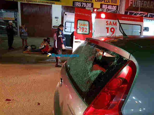 Motociclista bêbada bate na traseira de carro, sai ferida gravemente e dificulta atendimento médico
