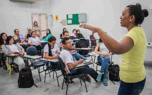 Uma em cada 3 disciplinas é dada por professor sem formação específica