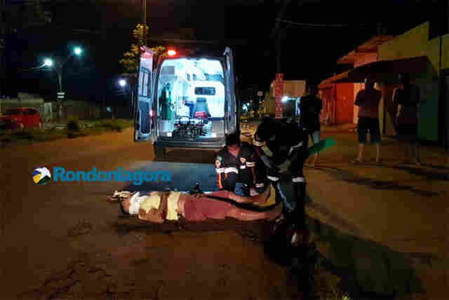 Motociclista em fuga bate na traseira de carro e sofre fratura na perna