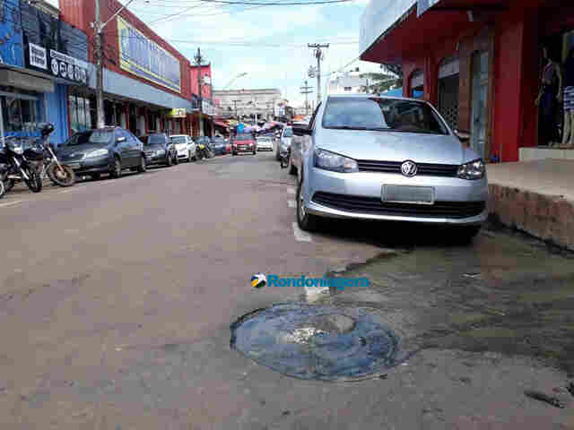 Comerciantes reclamam de bueiro entupido e forte mau cheiro no Centro de Porto Velho