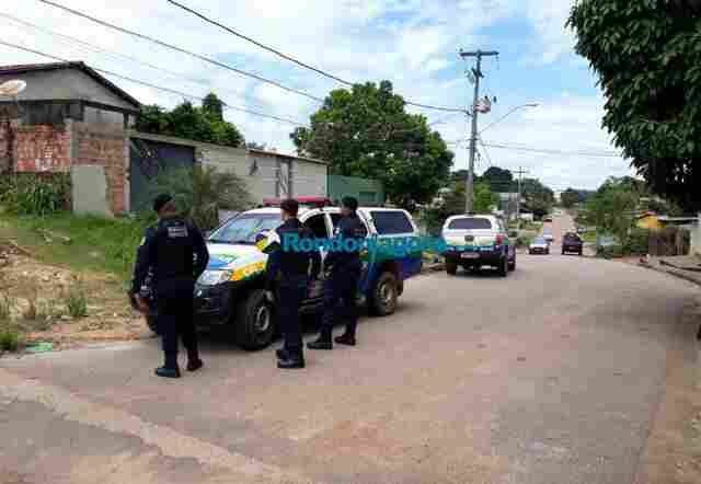 Criminoso troca tiros com a PM ao ser flagrado roubando celular de jovem no Centro da Capital