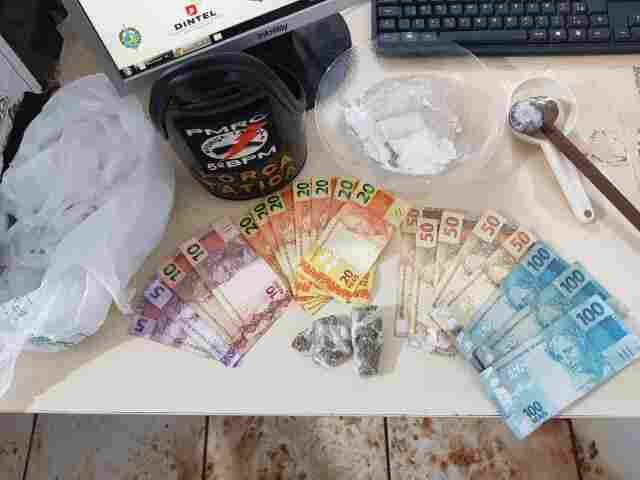 Apenado tenta fugir em moto e acaba preso com porções de cocaína