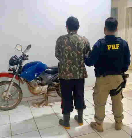 PRF prende homem embriagado e com moto roubada ao atender acidente de trânsito