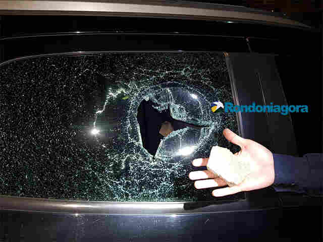 Carro é atingido por pedra e adolescente fica gravemente ferida na cabeça