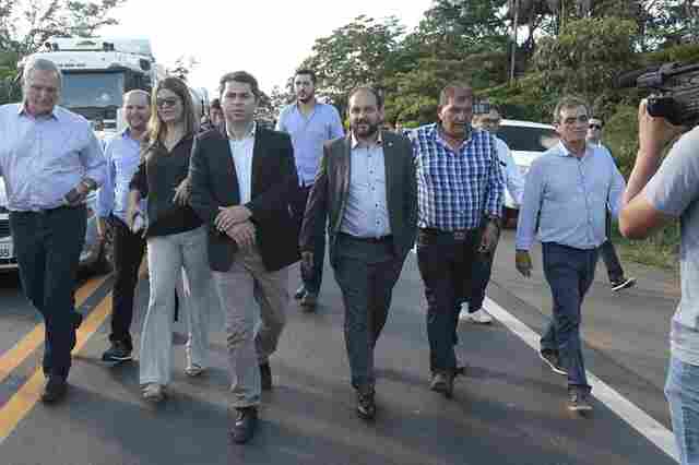 Deputados estaduais e senador vistoriam obras em trecho que desabou na BR-364