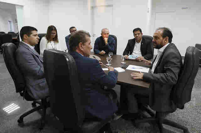 Prefeito de Porto Velho relata preocupação com licenciamentos durante encontro com deputados