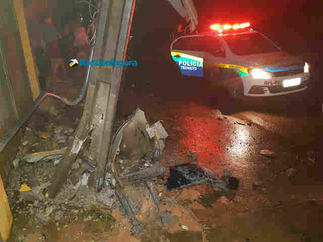 Motorista perde controle de carro e derruba poste de iluminação