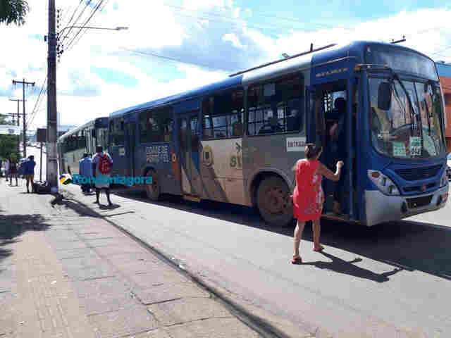 Passageiros reclamam do tempo de espera pelos ônibus; Mais de 90 veículos estão circulando