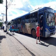 Passageiros reclamam do tempo de espera pelos ônibus; Mais de 90 veículos estão circulando