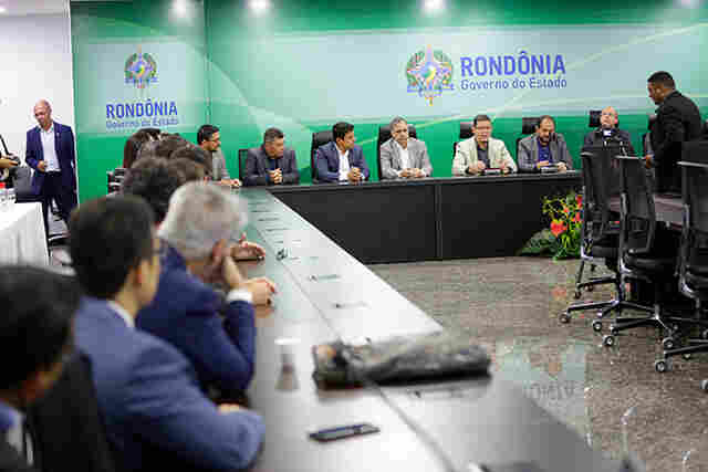 Estradas, regularização fundiária e saúde são debatidos em encontro entre deputados e governador