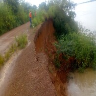 Parte da Estrada do Ramal Maravilha começa a desmoronar e moradores podem ficar isolados