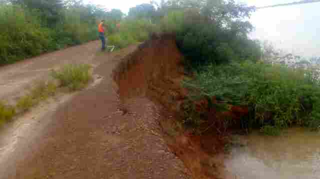 Parte da Estrada do Ramal Maravilha começa a desmoronar e moradores podem ficar isolados