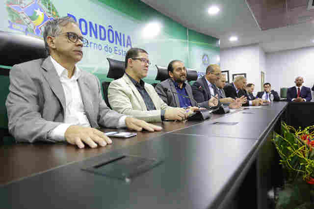 Diálogo e trabalho em parceria são destacados durante reunião de deputados com governador