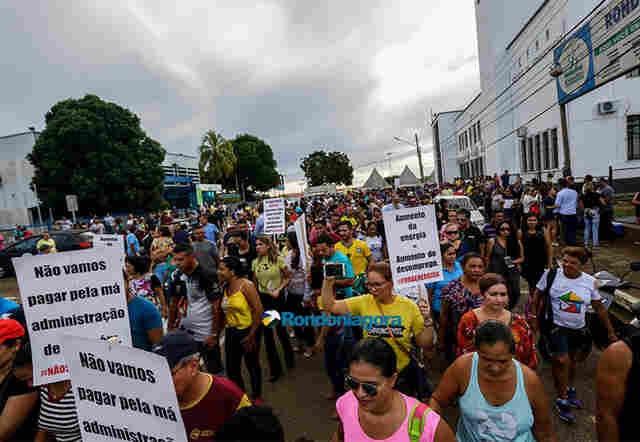 Protesto contra aumento de energia em Rondônia reúne centenas de pessoas na Capital; Fotos