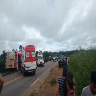 Micro-ônibus capota na BR-364 e deixa ao menos 11 feridos