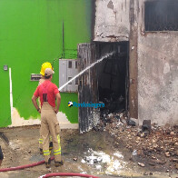 Bombeiros fazem rescaldo em loja de tintas destruída por incêndio em Porto Velho; Vídeos
