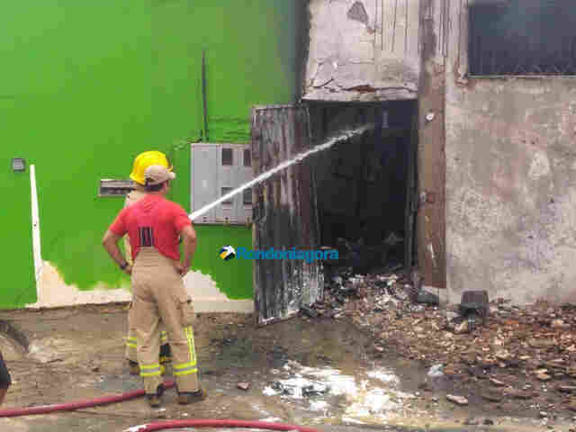 Bombeiros fazem rescaldo em loja de tintas destruída por incêndio em Porto Velho; Vídeos