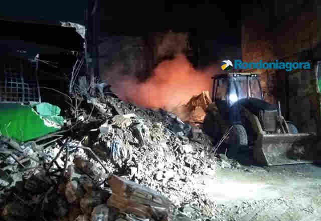 Vídeo: Prédio de loja de tintas é demolido pela Defesa Civil após incêndio