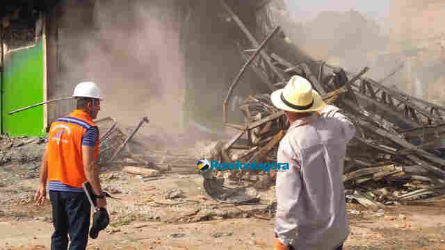 Vídeo: Área de loja incendiada é limpa; imóveis vizinhos tiveram abalos na estrutura