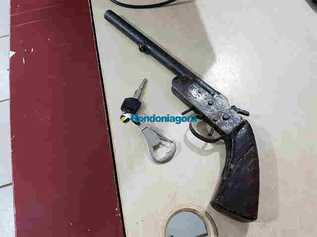 Suspeito de roubo é preso com arma e moto roubada
