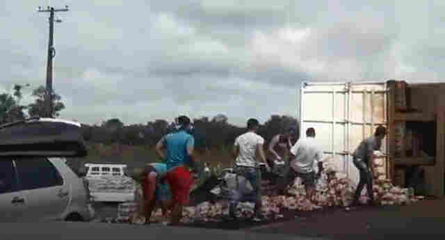 Vídeo: carreta carregada de cerveja tomba na BR-364 e populares saqueiam carga