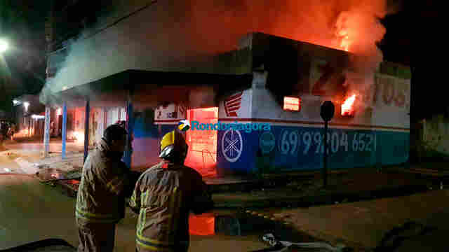 Incêndio criminoso destrói loja e oficina de motocicletas na capital