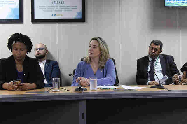 Em reunião na ANEEL, Jaqueline Cassol cobra respostas sobre reajuste da energia